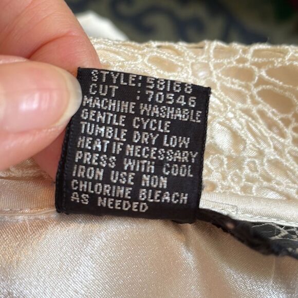 Vtg 80s/90s Erena by Irene Koenig cream/ivory polyester blouse with crochet lace - Picture 9 of 9